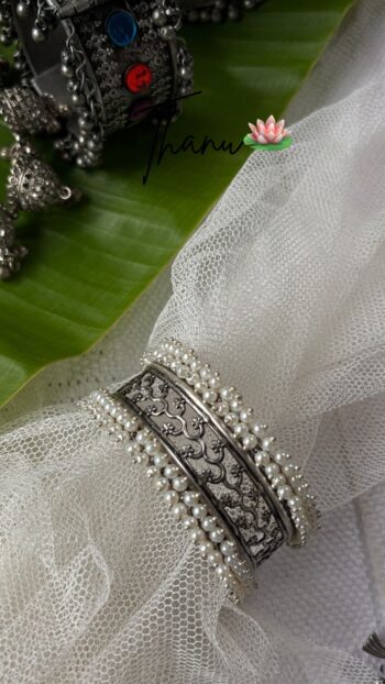 🌸 Floral Heritage: Broad Pearl-Studded Hand Cuff ⚪
